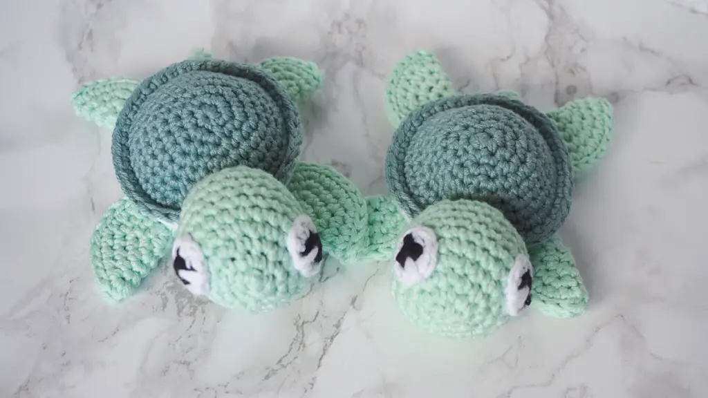 Zwei kleine grüne gehäkelte Schildkröten