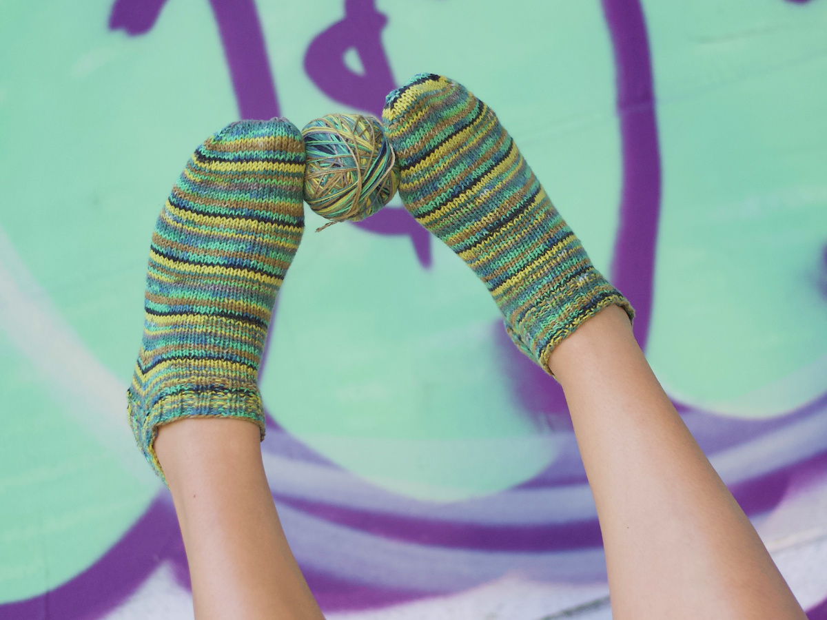 Sneaker-Socken stricken für Veganer und Allergiker aus Sockenwolle ohne tierischen Fasern - Anleitung für Anfänger