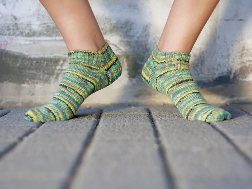 Sneaker-Socken stricken für Veganer und Allergiker aus Sockenwolle ohne tierischen Fasern - Anleitung für Anfänger