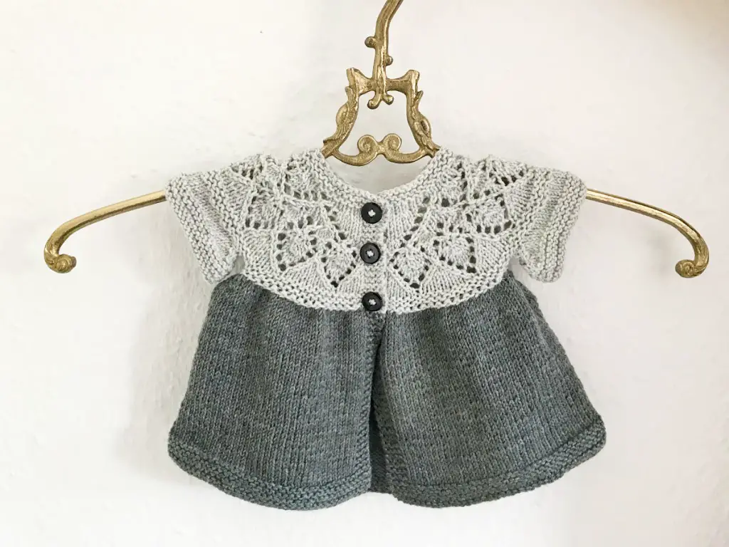 Kornblumen-Jacke aus Nostalgische Maschen für Babys und Kleinkinder stricken
