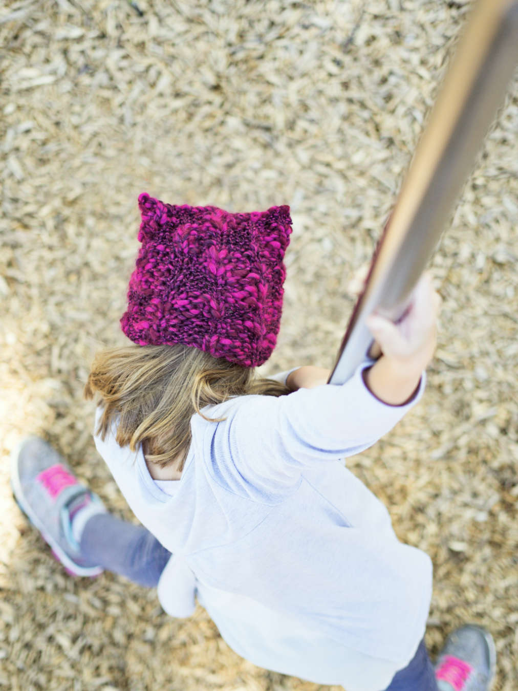 Katzenmütze stricken - Kostenlose Anleitung Auf dem Spielplatz mit selbstgestrickter Katzenmütze