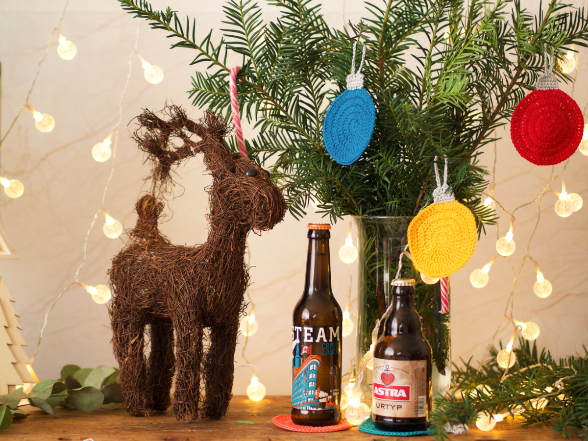 Rentier, Bier aus BierSelect Adventskalender und gehäkelte Christbaumkugeln