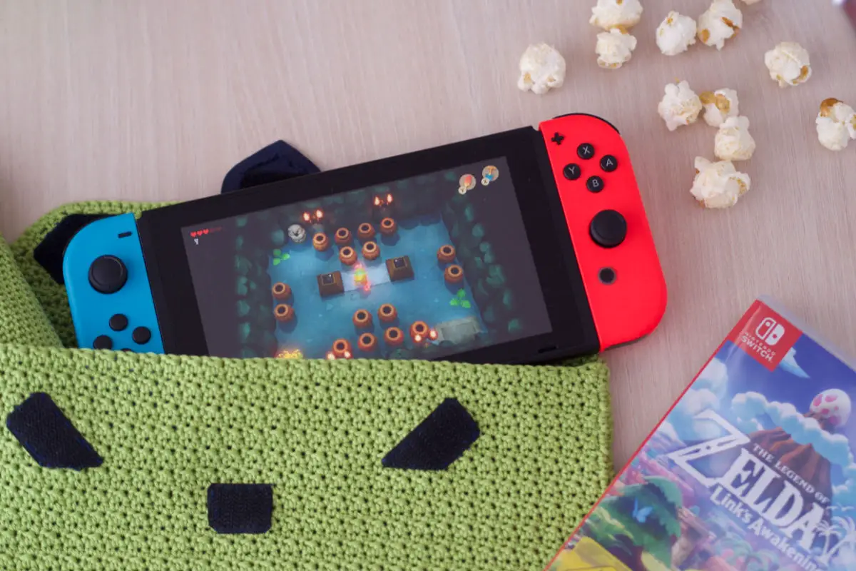 Zelda - Link's Awakening auf der Nintendo Switch - Gehäkelte Nintendo Switch Tasche mit Klettverschluss