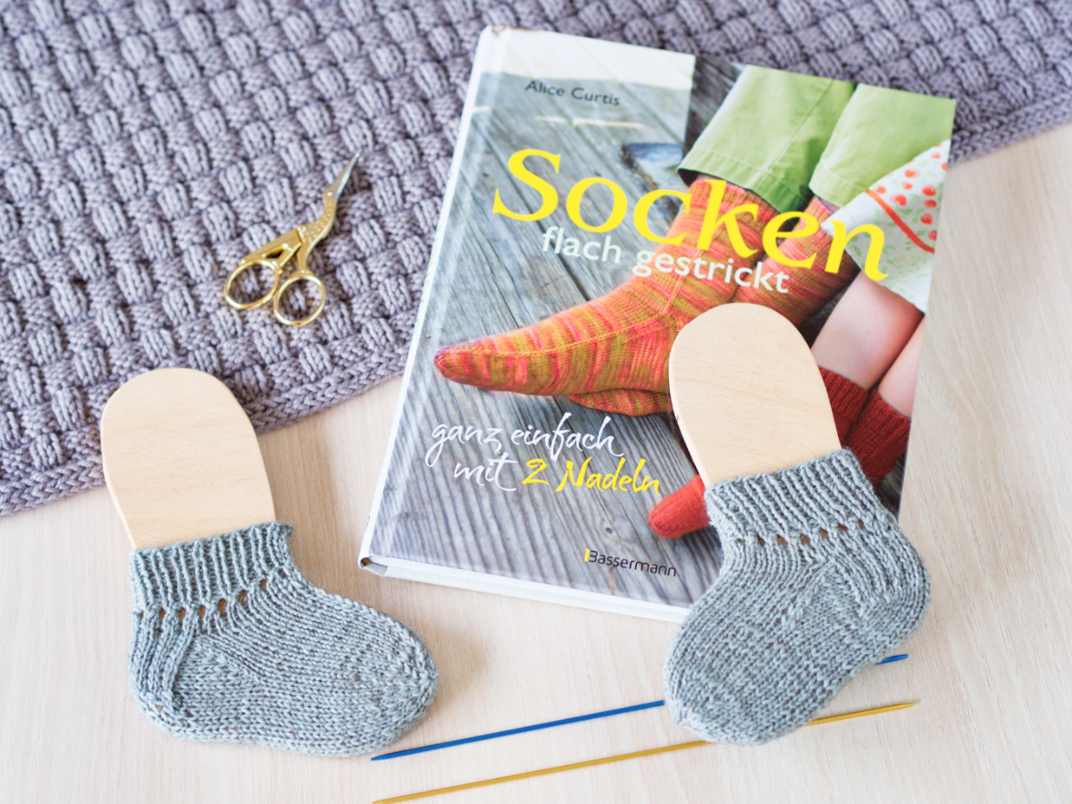 Socken flach gestrickt - Rezension des Handarbeitsbuchs zum Socken stricken mit zwei Nadeln