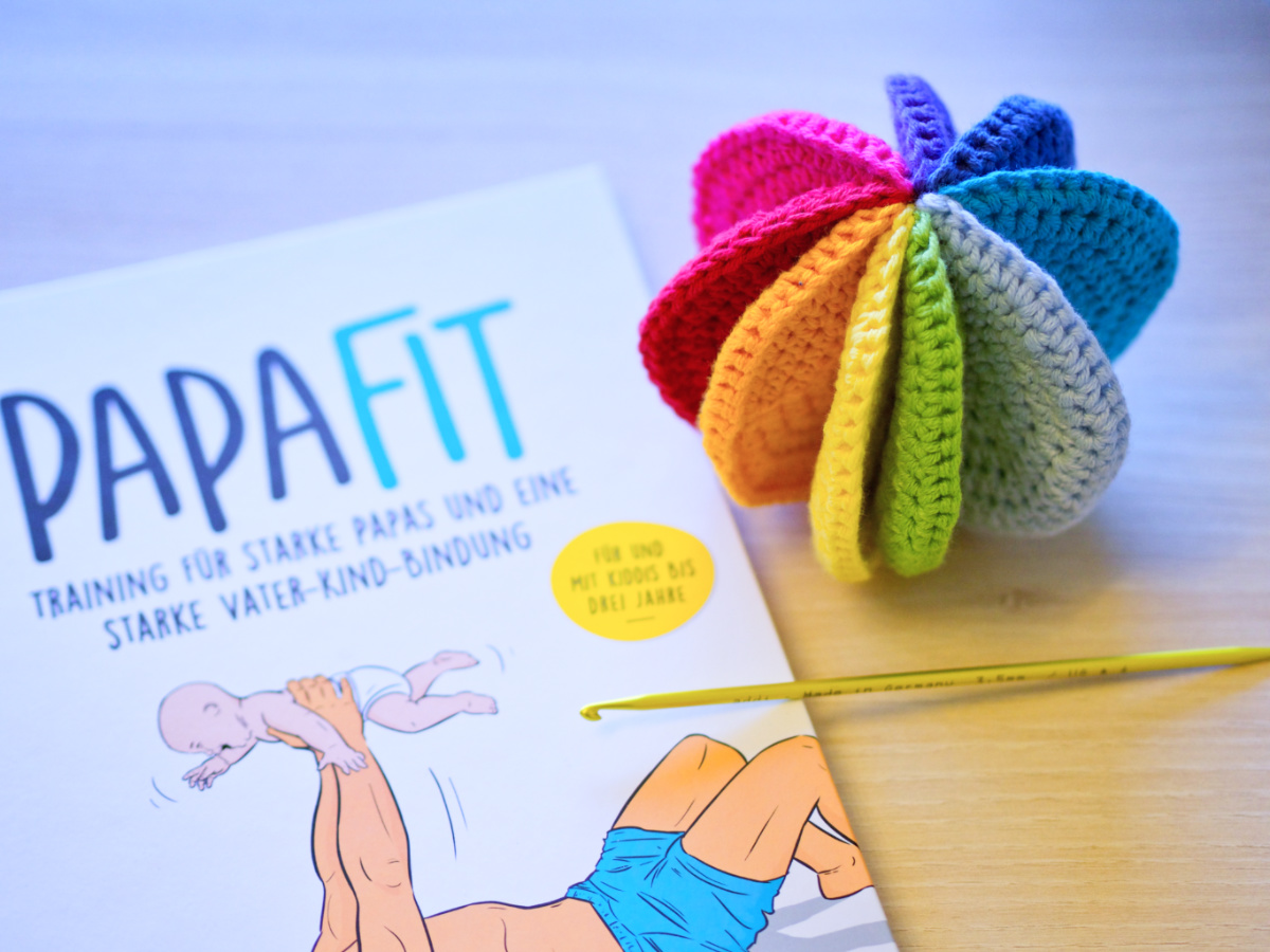 Spaß für Papa und Baby: Regenbogen Greifling und das Buch PapaFit für Fitness mit Baby für den Papa