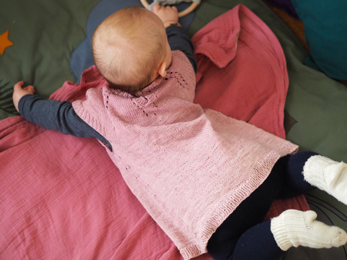 Babykleid stricken aus Farbverlaufsgarn