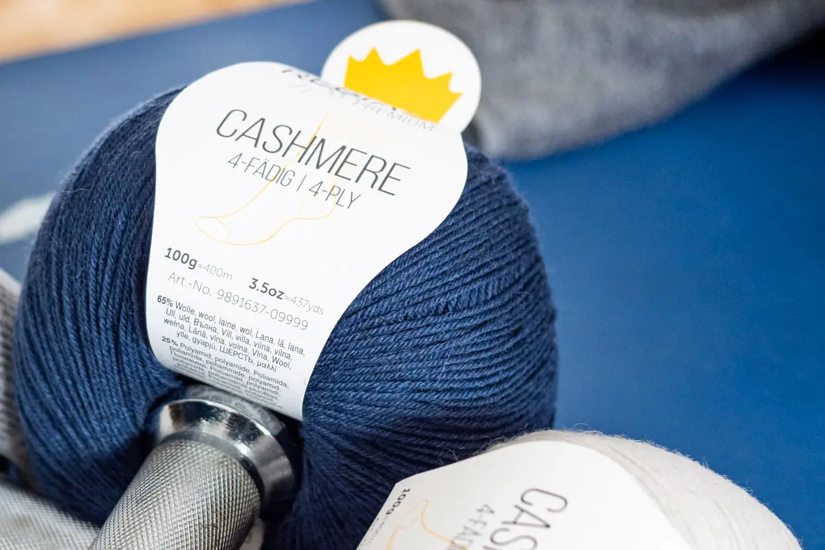 Regia Premium Cashmere Sockenwolle dunkelblau - Krönchenwolle von Schachenmayr