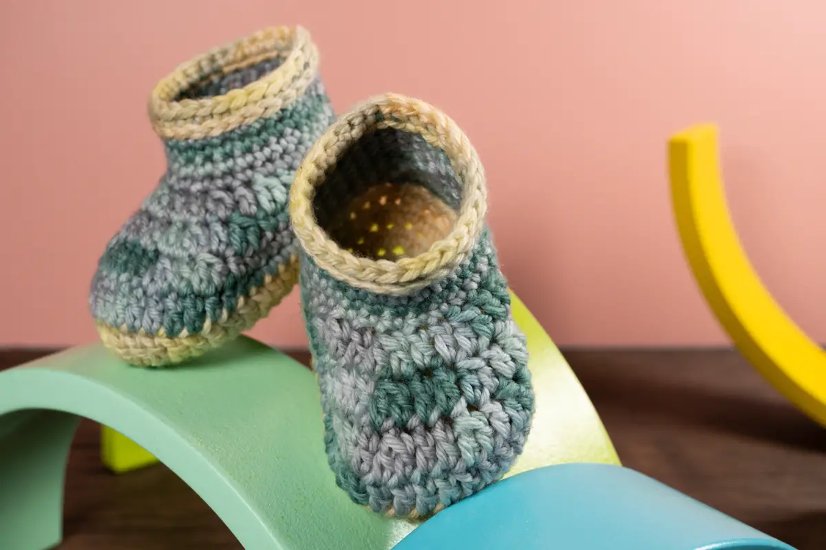 Babyschuhe häkeln mit 6-fach Sockenwolle - Kostenlose Häkelanleitung von Caros Fummeley