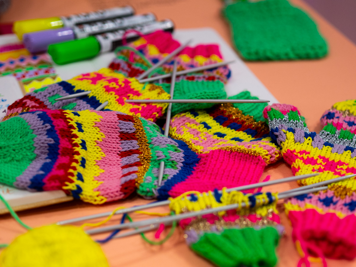 Eine Gruppe gestrickter Socken auf einem Tisch in der kreativen Welt.