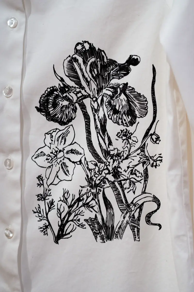 Ein weißes Hemd mit einer wunderschönen Blumenzeichnung - Wäschemarker auf altem Hemd