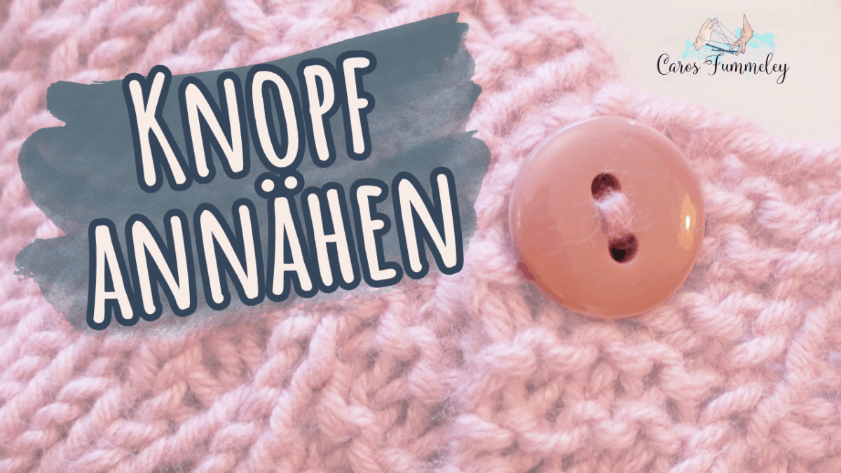 Nahaufnahme eines rosafarbenen Gestricks mit einem angenähten rosa Knopf. Der Text auf einem blauen Pinselstrich lautet "Knopf Annähen". In der rechten oberen Ecke erscheint ein kleines Vogellogo mit "Ovis Funmikey" und "Willkommen Bonusseite".