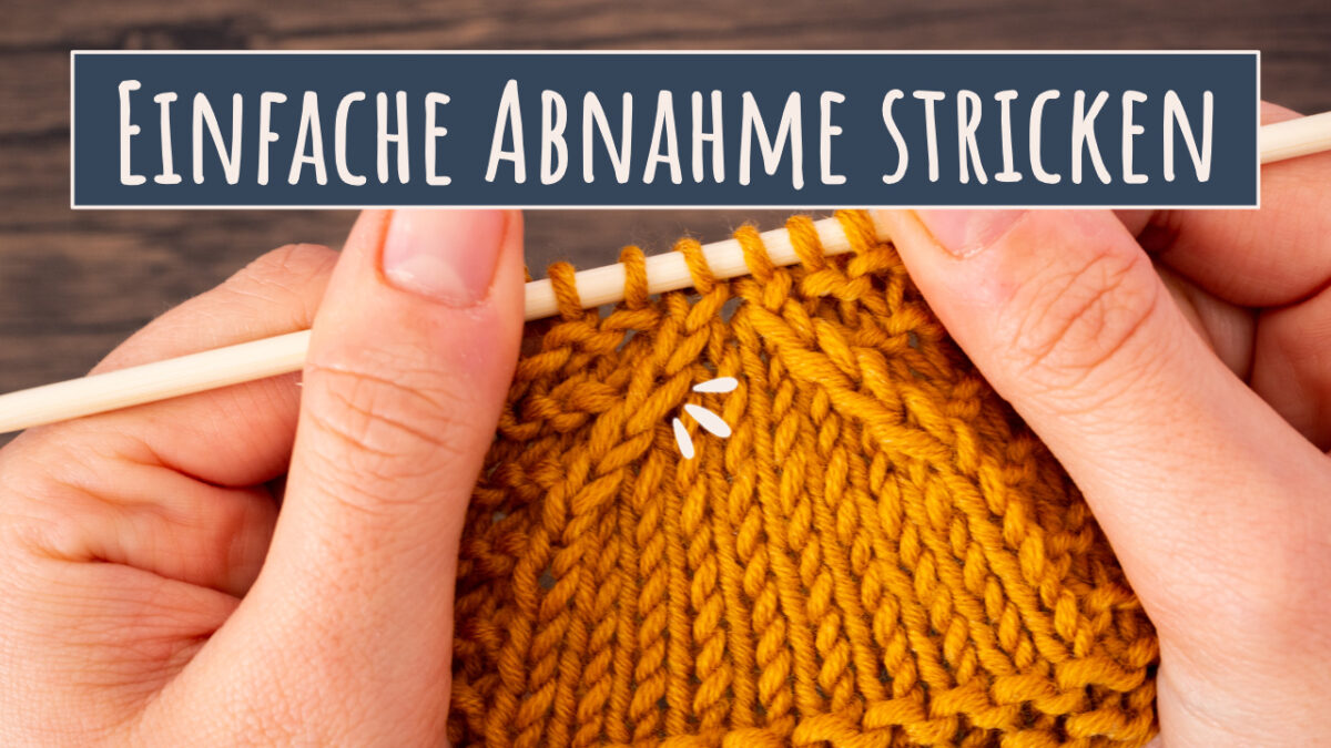 Nahaufnahme von Händen, die mit senfgelbem Garn auf Holznadeln stricken. Oben erscheint der Text "EINFACHE ABNAHME STRICKEN", zusammen mit einem Hinweis auf die Bonusseite für weitere Tipps zum einfachen Stricken.